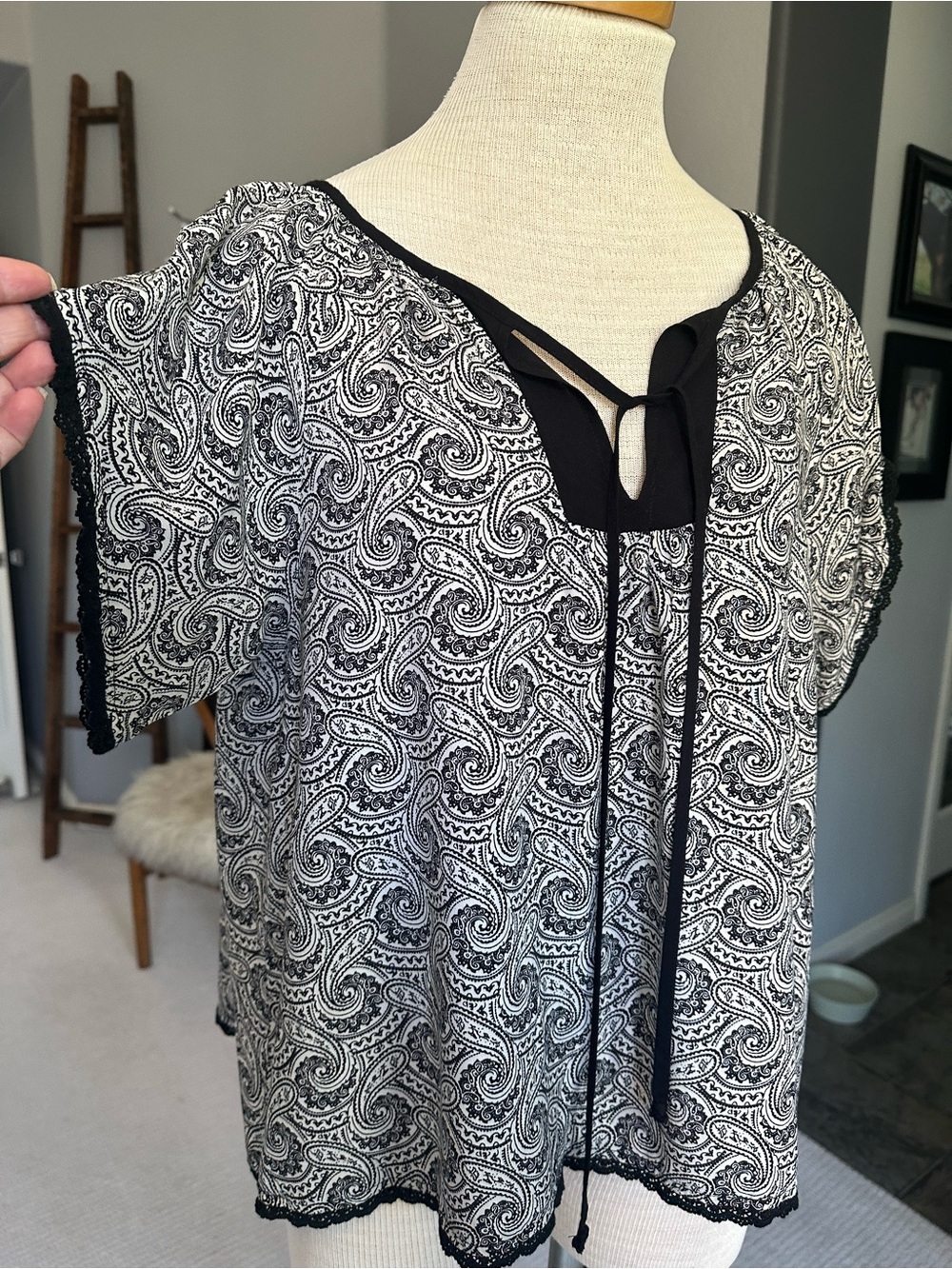 En Crème Paisley Tie-Neck Top, size large - Picture 3 of 9
